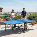 Amigos juagando al ping pong en la terraza
